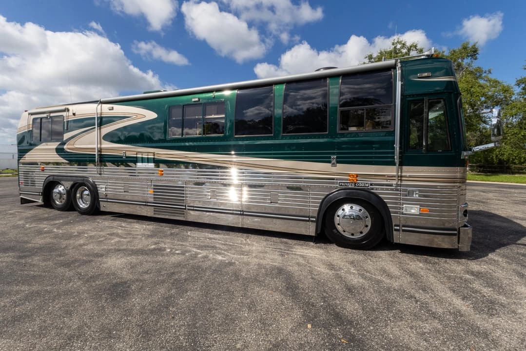 1988 Prevost Liberty 40XL Motorcoach - Image 2