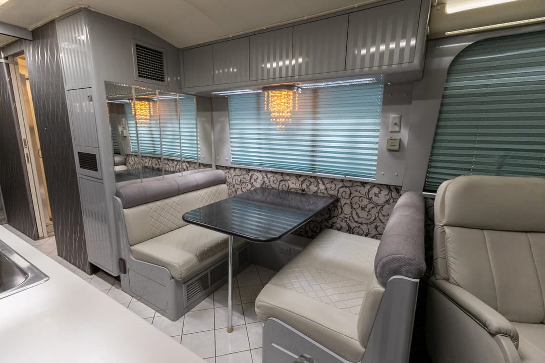 1988 Prevost Liberty 40XL Motorcoach - Image 16