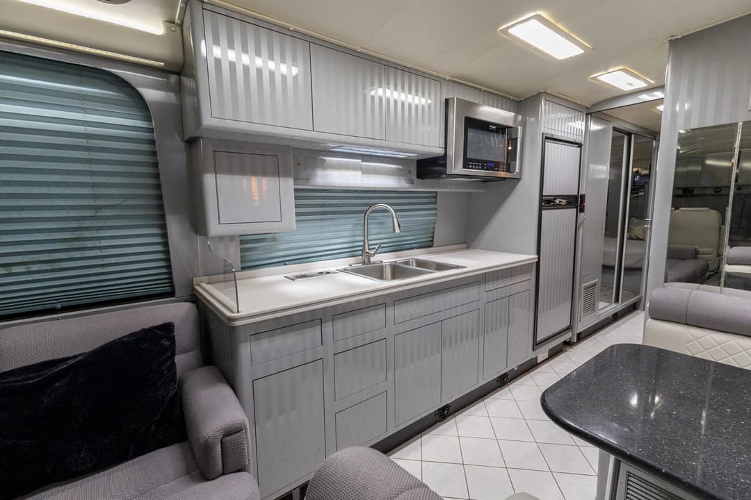 1988 Prevost Liberty 40XL Motorcoach - Image 18
