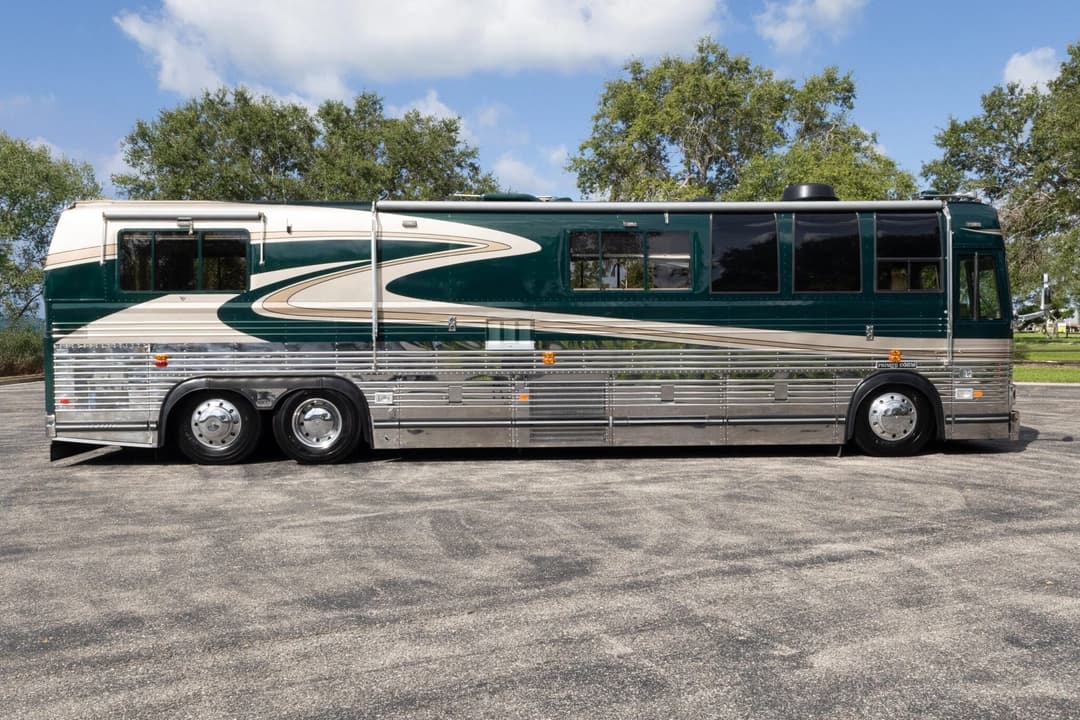 1988 Prevost Liberty 40XL Motorcoach - Image 3