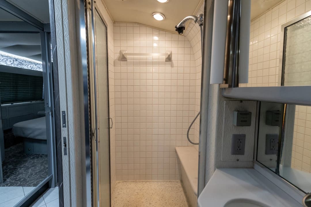 1988 Prevost Liberty 40XL Motorcoach - Image 23