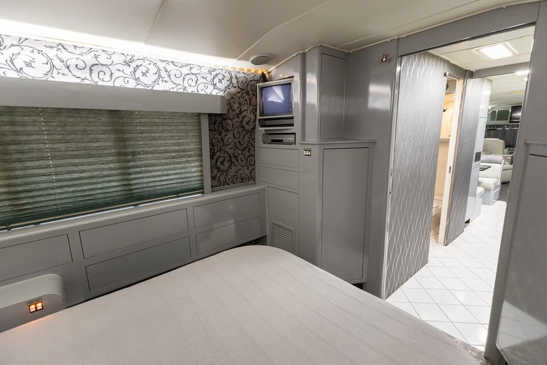 1988 Prevost Liberty 40XL Motorcoach - Image 27
