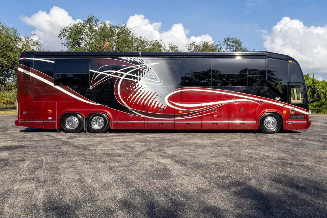 2009 Marathon Show Coach Motorhome - Image 3