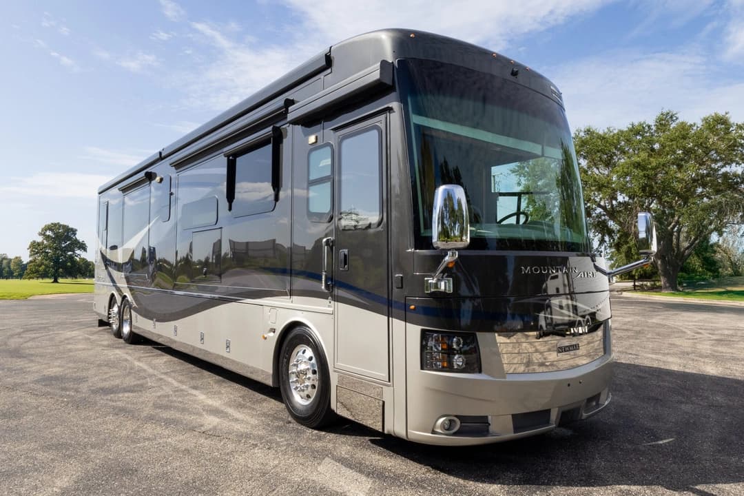 2019 Newmar Mountain Aire Diesel Pusher 4551 Motorhome - Image 1