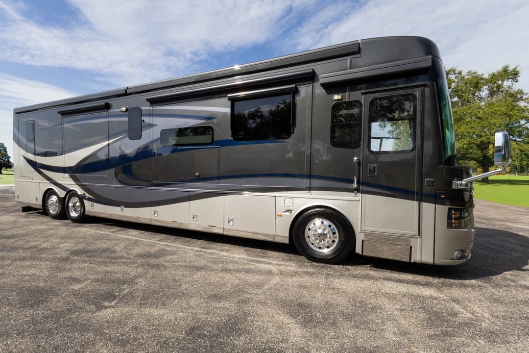 2019 Newmar Mountain Aire Diesel Pusher 4551 Motorhome - Image 2