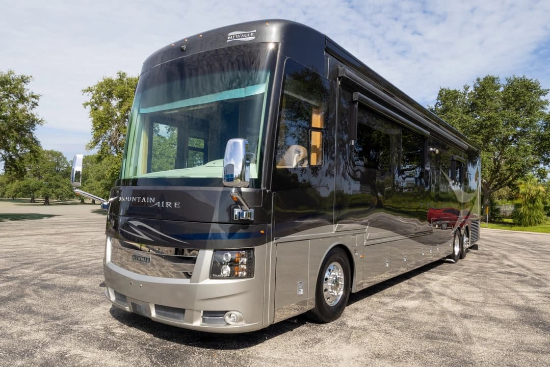 2019 Newmar Mountain Aire Diesel Pusher 4551 Motorhome - Image 11