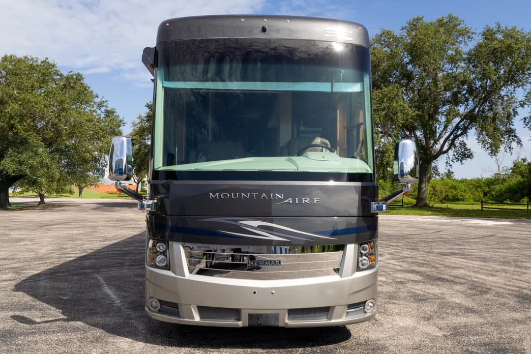 2019 Newmar Mountain Aire Diesel Pusher 4551 Motorhome - Image 12