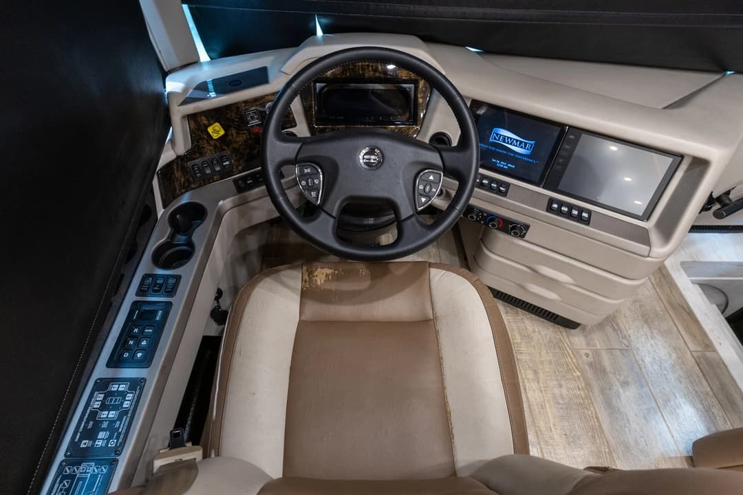 2019 Newmar Mountain Aire Diesel Pusher 4551 Motorhome - Image 13
