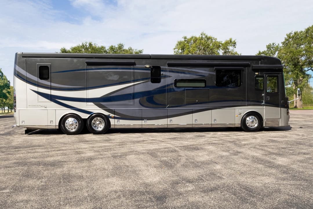 2019 Newmar Mountain Aire Diesel Pusher 4551 Motorhome - Image 3