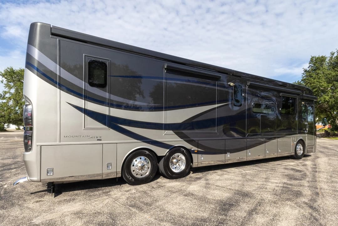 2019 Newmar Mountain Aire Diesel Pusher 4551 Motorhome - Image 4