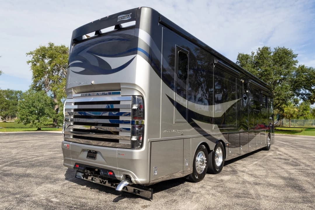 2019 Newmar Mountain Aire Diesel Pusher 4551 Motorhome - Image 5