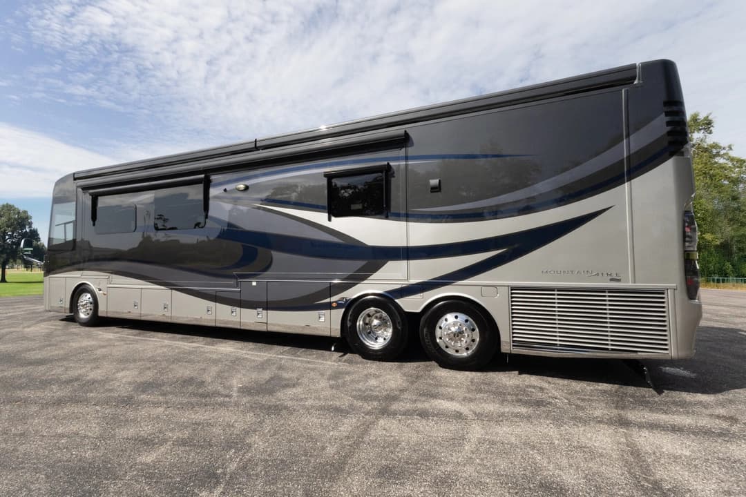 2019 Newmar Mountain Aire Diesel Pusher 4551 Motorhome - Image 8