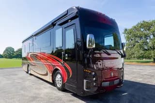2022 Foretravel Realm FS450 bus