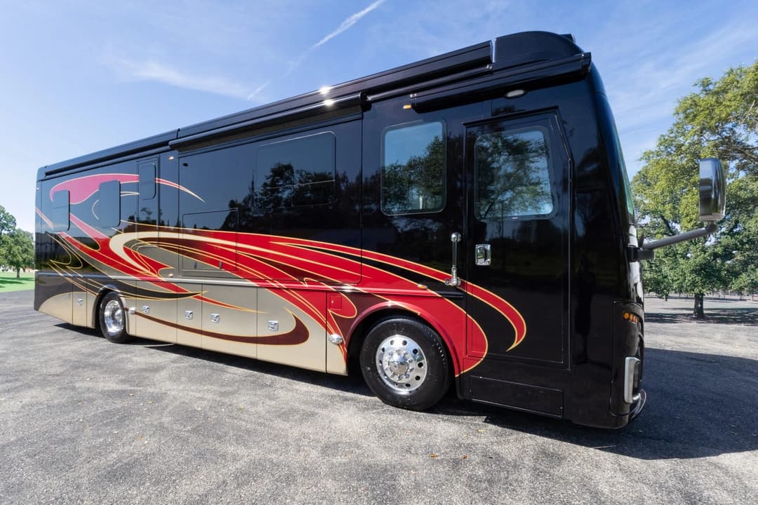 2022 Foretravel Realm FS450 Luxury Suite 3 - Image 2