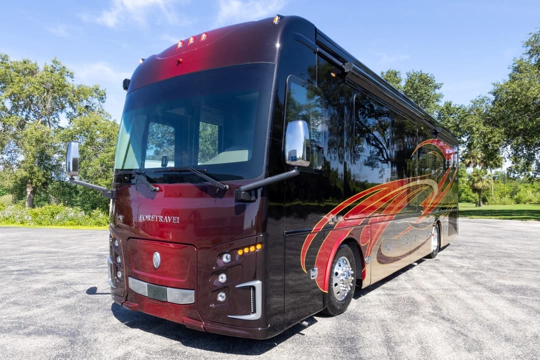 2022 Foretravel Realm FS450 Luxury Suite 3 - Image 11