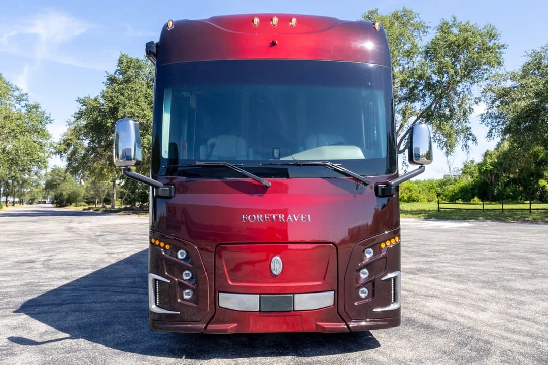 2022 Foretravel Realm FS450 Luxury Suite 3 - Image 12