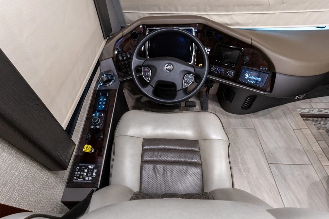 2022 Foretravel Realm FS450 Luxury Suite 3 - Image 13
