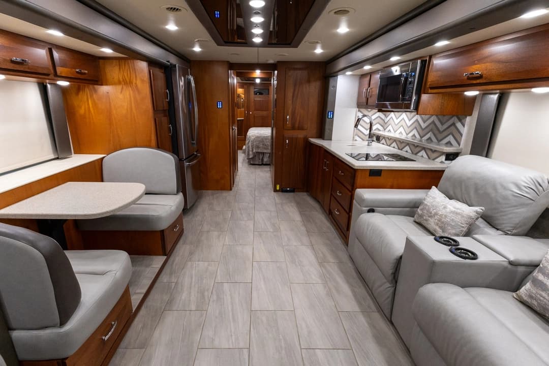 2022 Foretravel Realm FS450 Luxury Suite 3 - Image 14