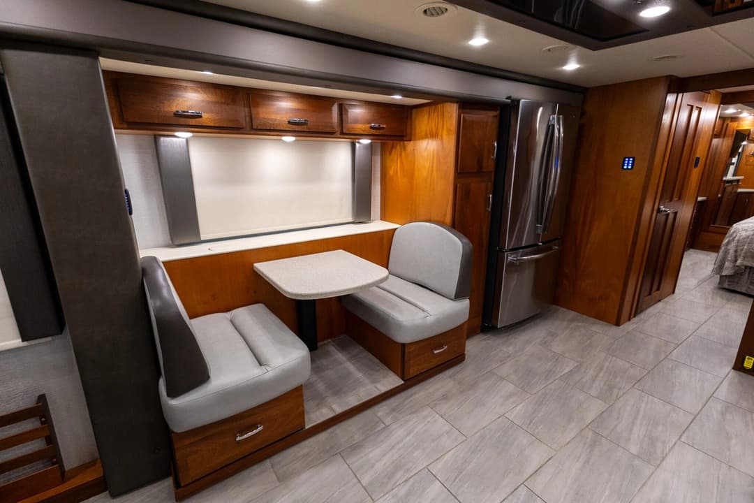 2022 Foretravel Realm FS450 Luxury Suite 3 - Image 15