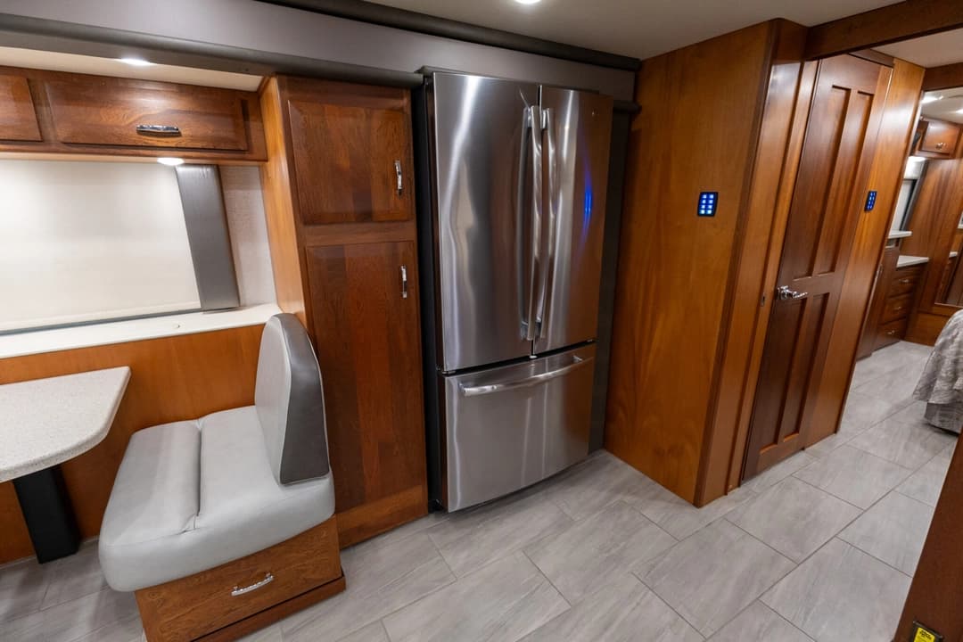 2022 Foretravel Realm FS450 Luxury Suite 3 - Image 16