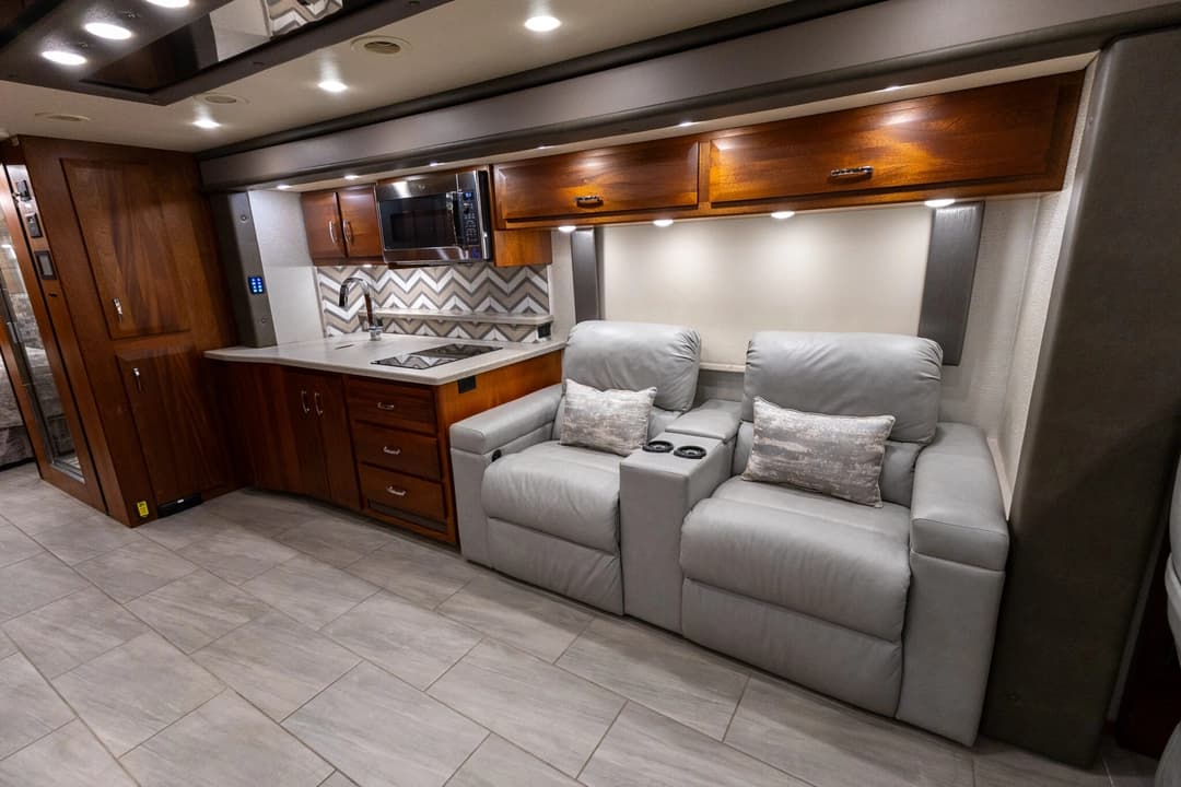 2022 Foretravel Realm FS450 Luxury Suite 3 - Image 17