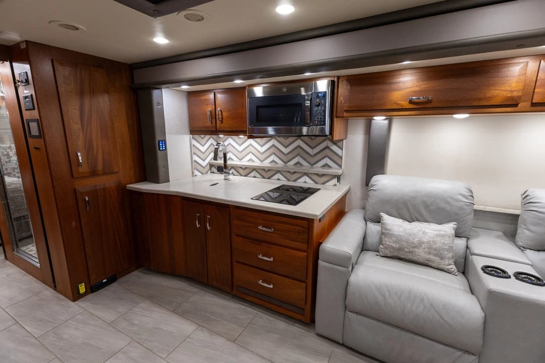 2022 Foretravel Realm FS450 Luxury Suite 3 - Image 18