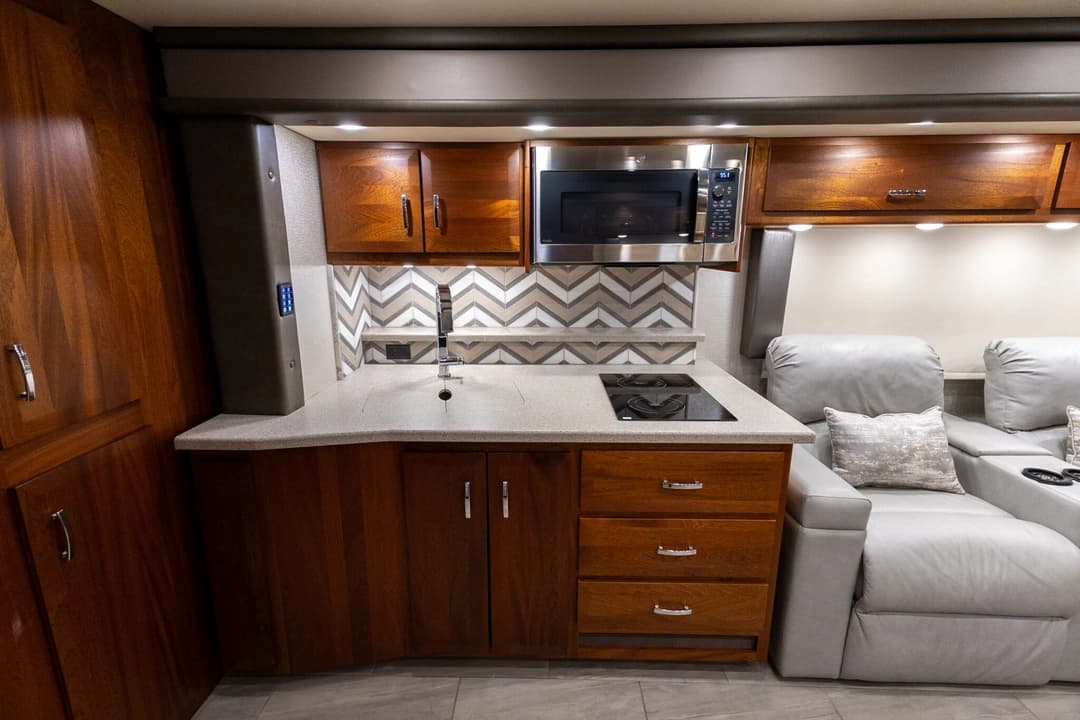 2022 Foretravel Realm FS450 Luxury Suite 3 - Image 19