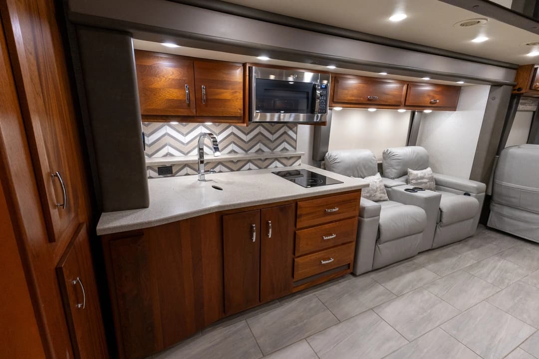 2022 Foretravel Realm FS450 Luxury Suite 3 - Image 20