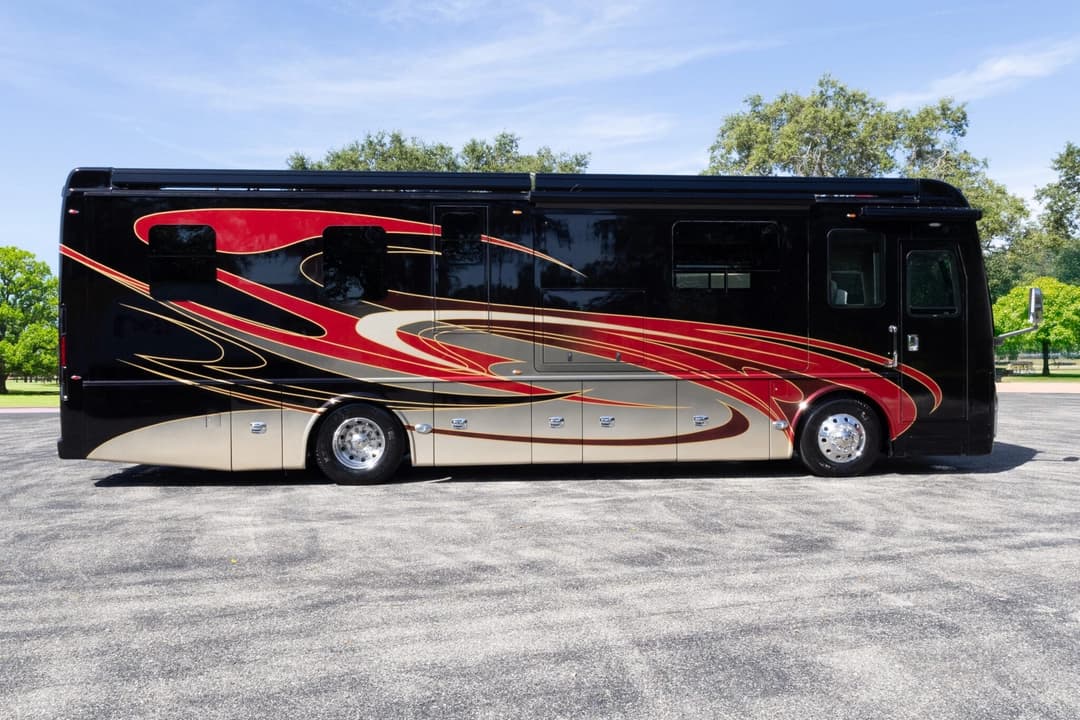 2022 Foretravel Realm FS450 Luxury Suite 3 - Image 3