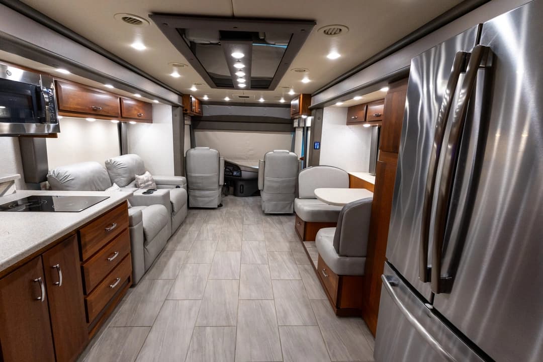 2022 Foretravel Realm FS450 Luxury Suite 3 - Image 21