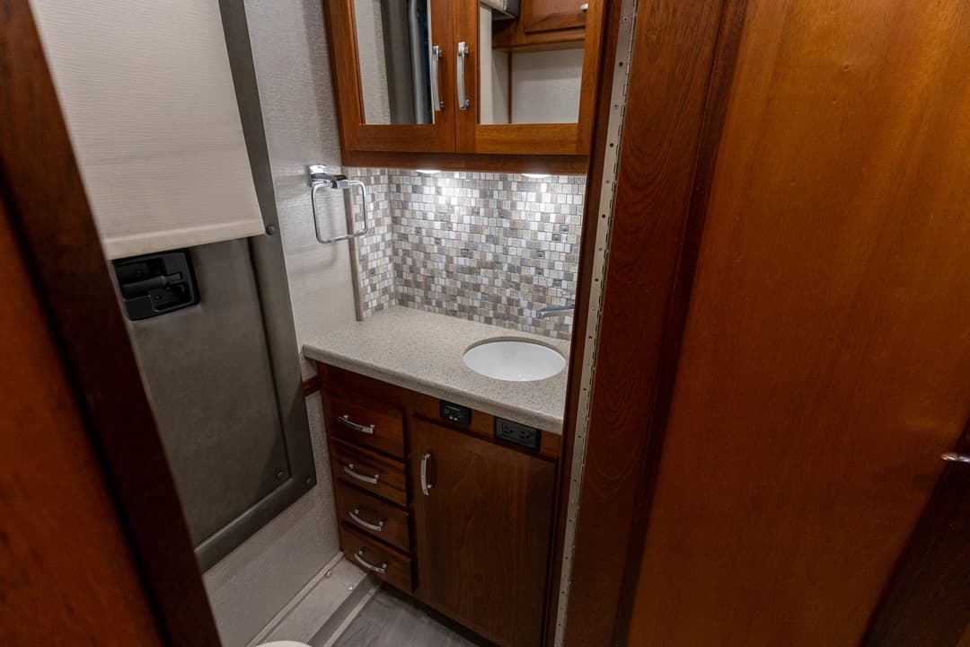 2022 Foretravel Realm FS450 Luxury Suite 3 - Image 22