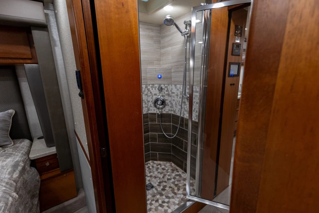 2022 Foretravel Realm FS450 Luxury Suite 3 - Image 24
