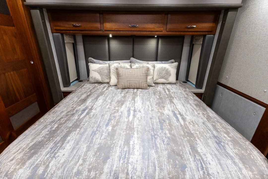 2022 Foretravel Realm FS450 Luxury Suite 3 - Image 26