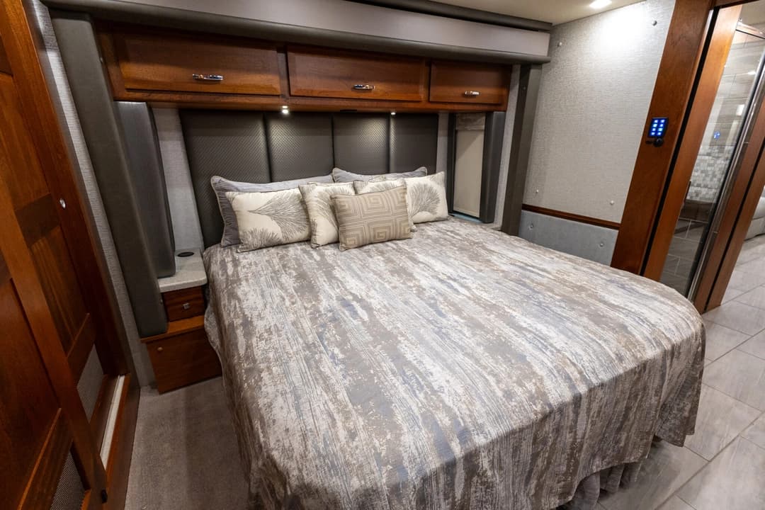 2022 Foretravel Realm FS450 Luxury Suite 3 - Image 27