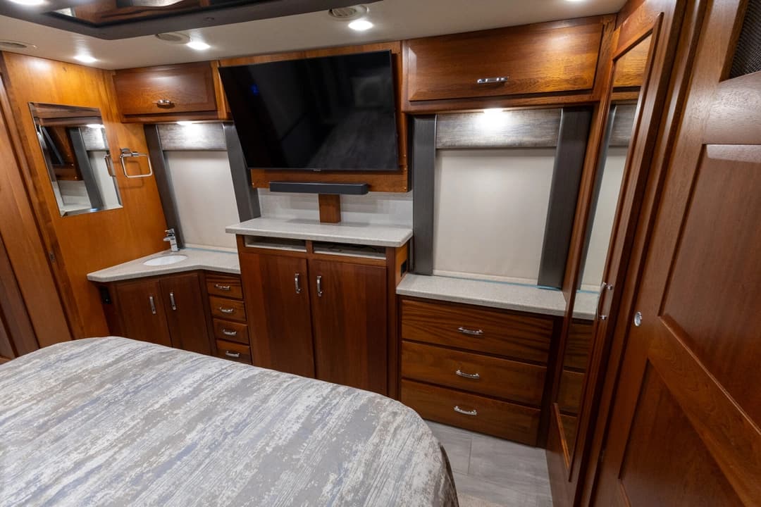 2022 Foretravel Realm FS450 Luxury Suite 3 - Image 28