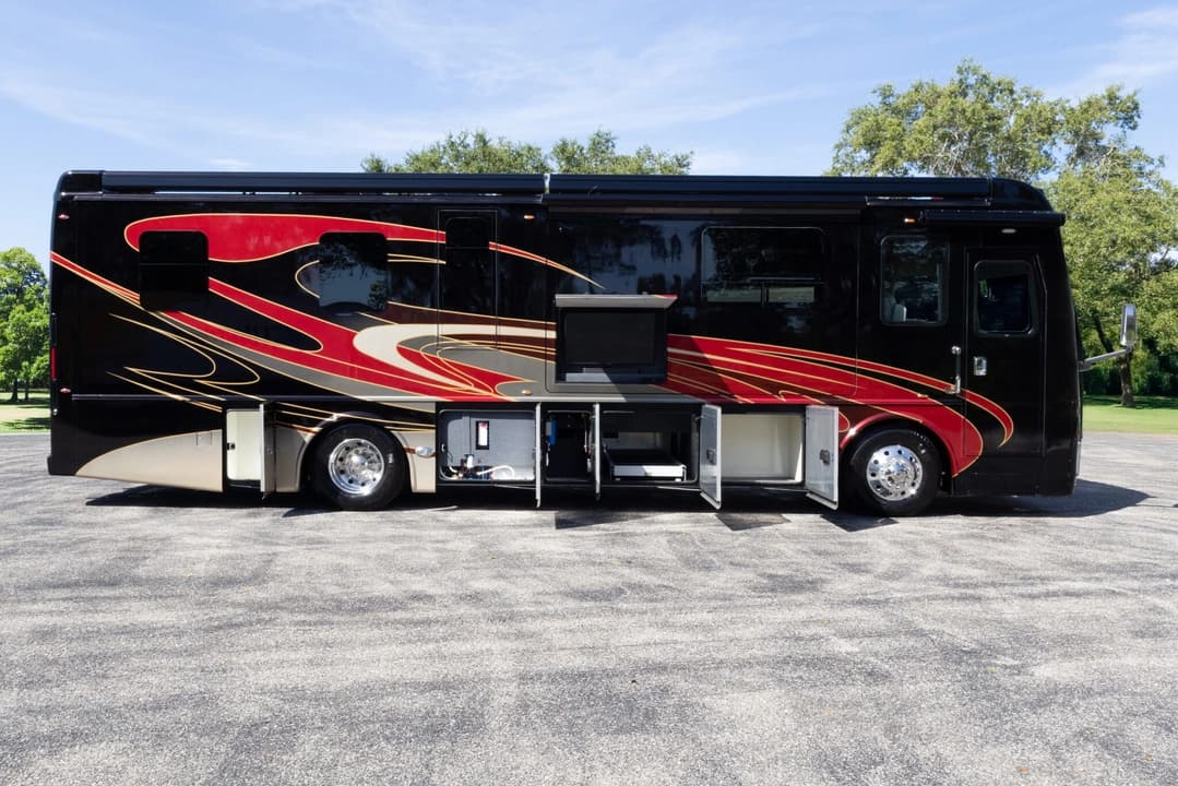 2022 Foretravel Realm FS450 Luxury Suite 3 - Image 30