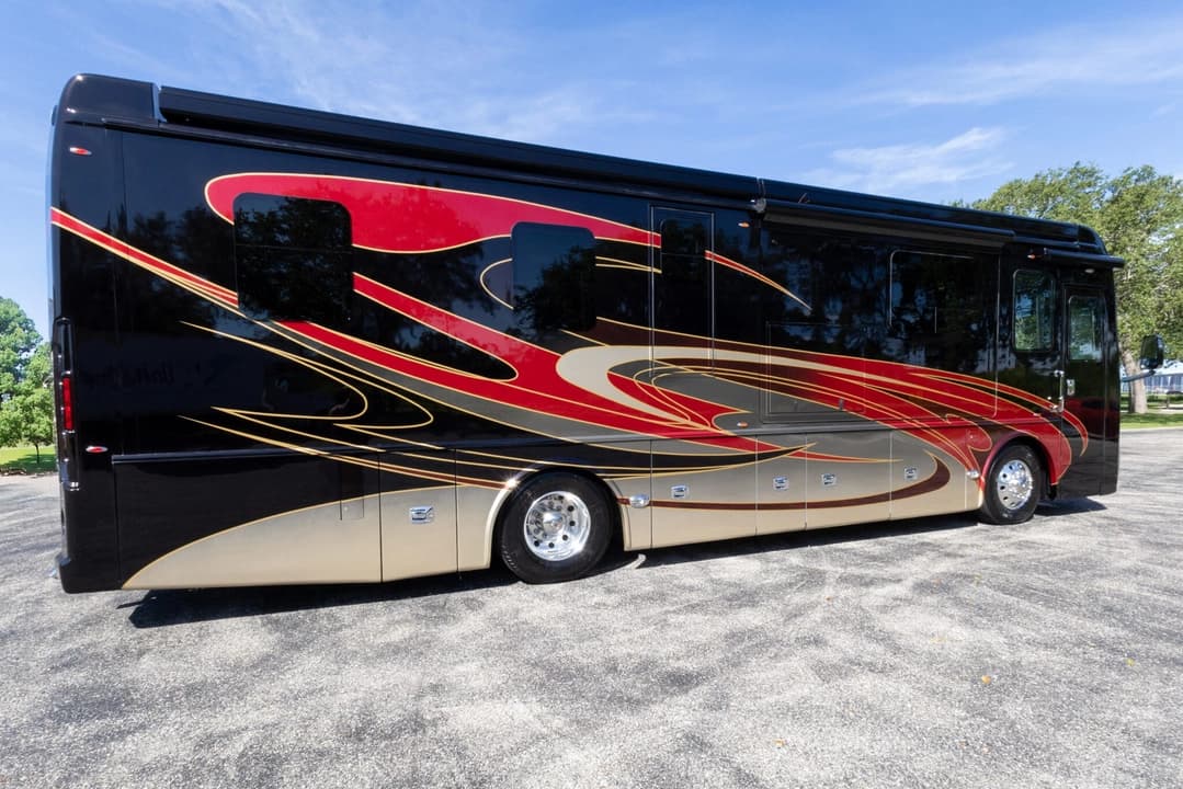 2022 Foretravel Realm FS450 Luxury Suite 3 - Image 4