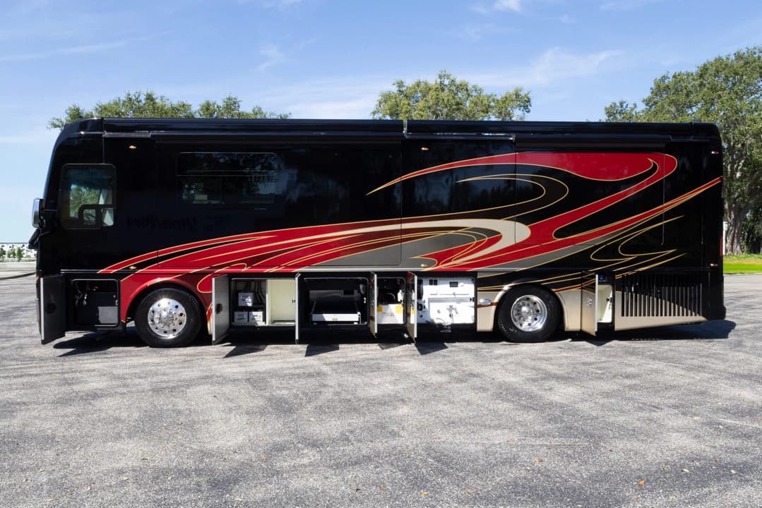 2022 Foretravel Realm FS450 Luxury Suite 3 - Image 31