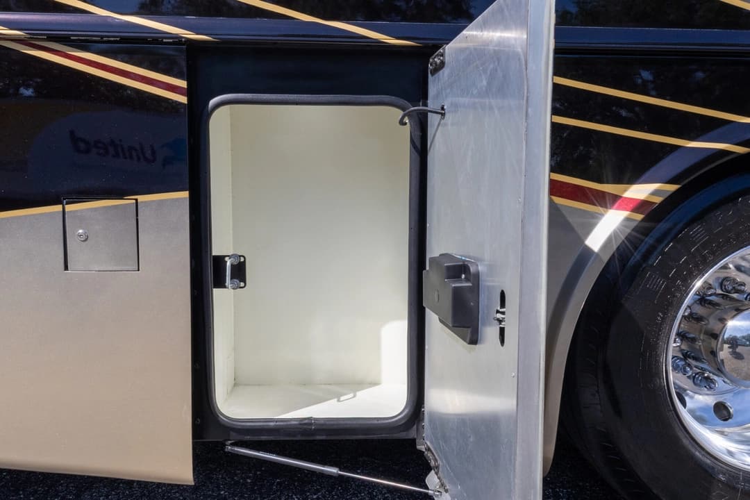 2022 Foretravel Realm FS450 Luxury Suite 3 - Image 32