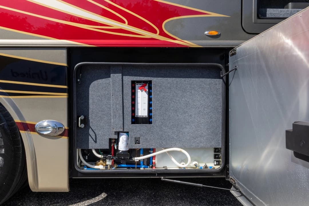 2022 Foretravel Realm FS450 Luxury Suite 3 - Image 33