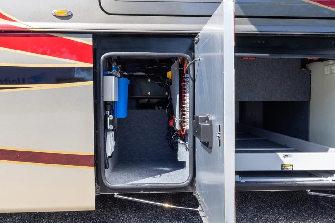 2022 Foretravel Realm FS450 Luxury Suite 3 - Image 34