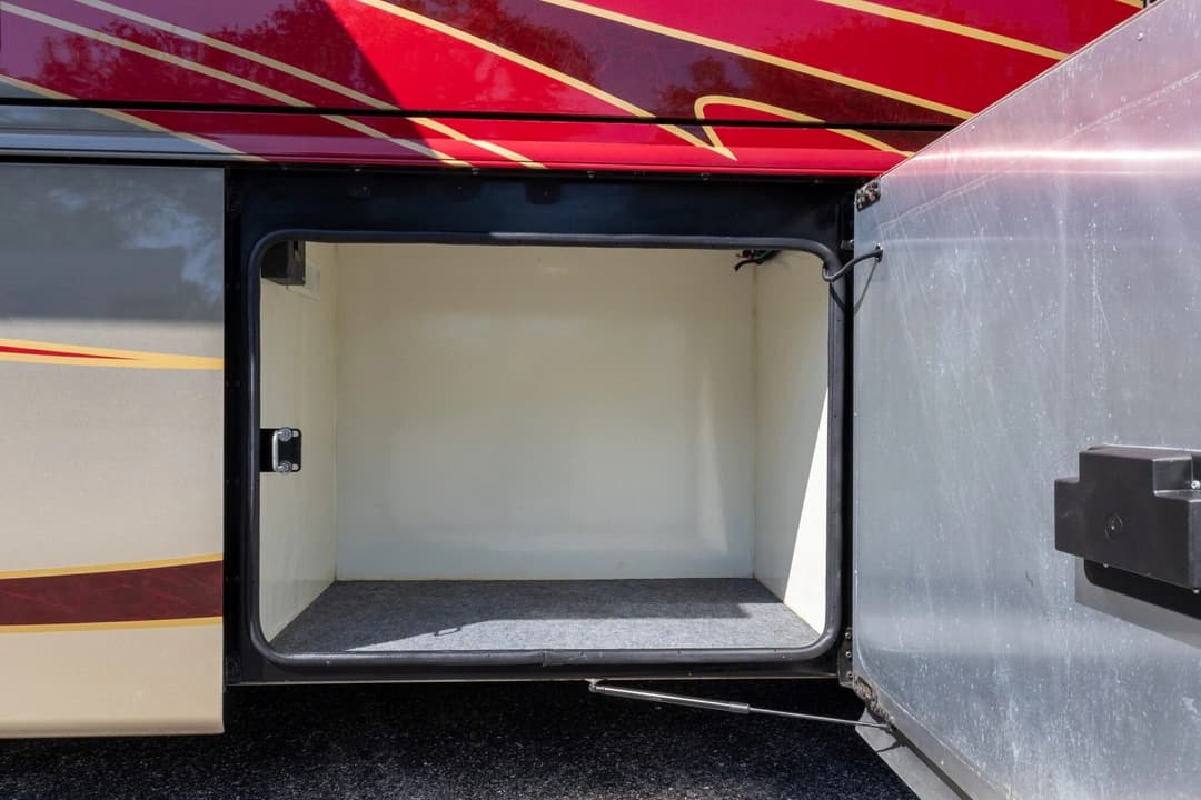 2022 Foretravel Realm FS450 Luxury Suite 3 - Image 36