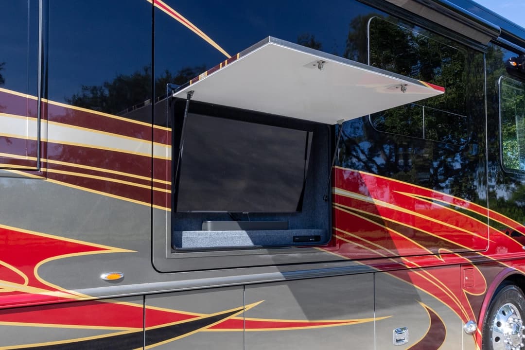 2022 Foretravel Realm FS450 Luxury Suite 3 - Image 37