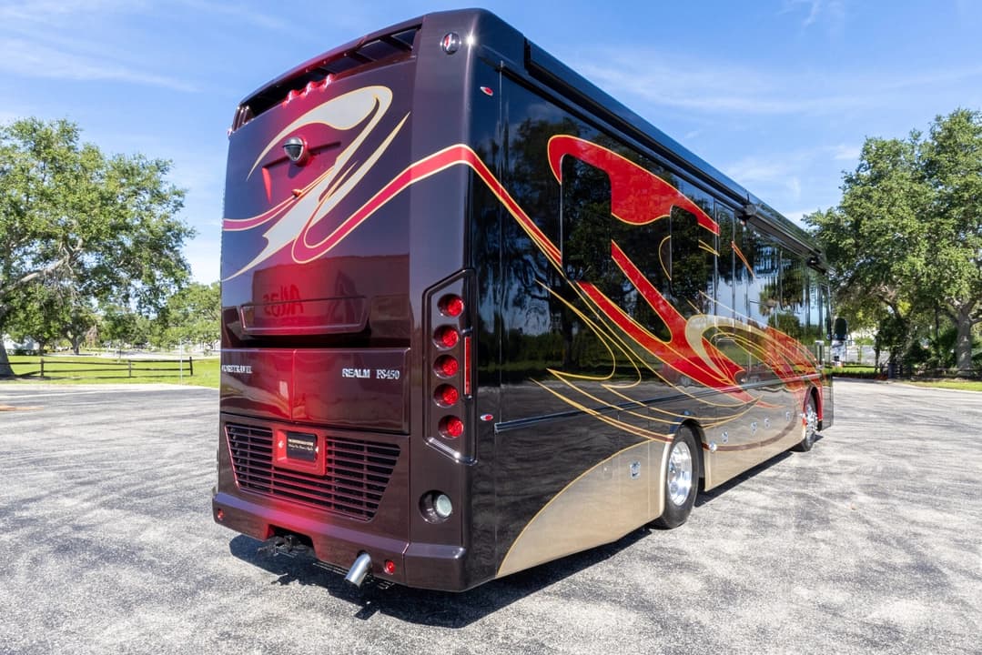 2022 Foretravel Realm FS450 Luxury Suite 3 - Image 5