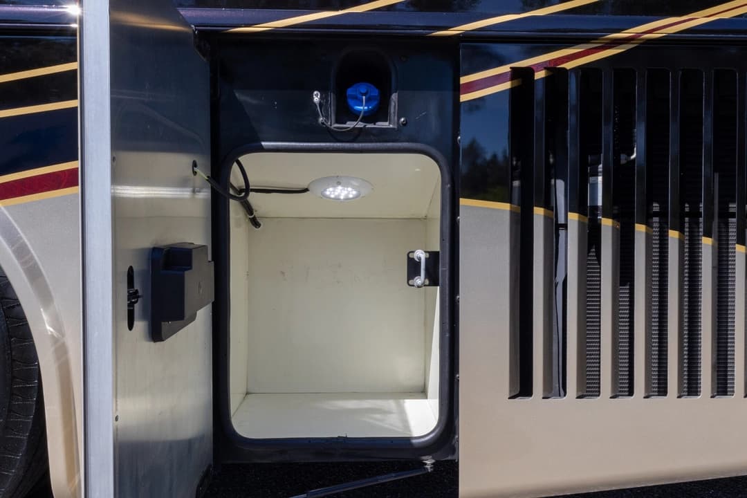 2022 Foretravel Realm FS450 Luxury Suite 3 - Image 43
