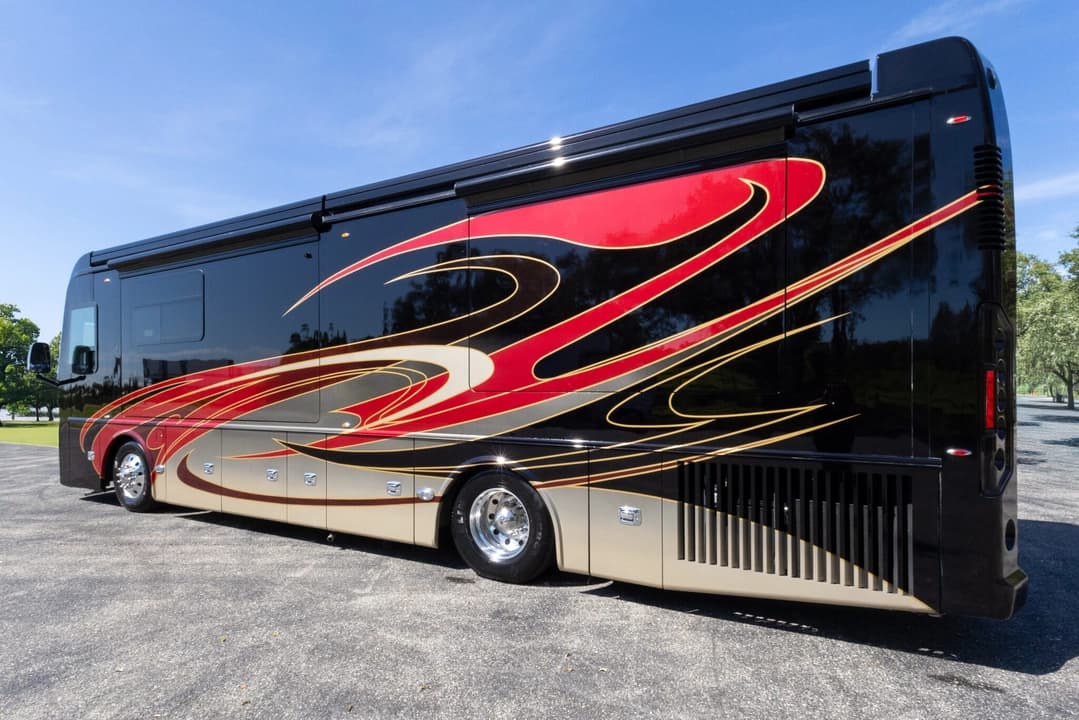 2022 Foretravel Realm FS450 Luxury Suite 3 - Image 8
