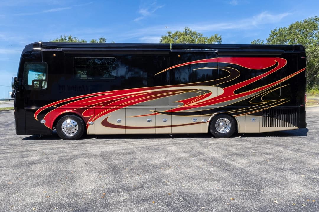 2022 Foretravel Realm FS450 Luxury Suite 3 - Image 9