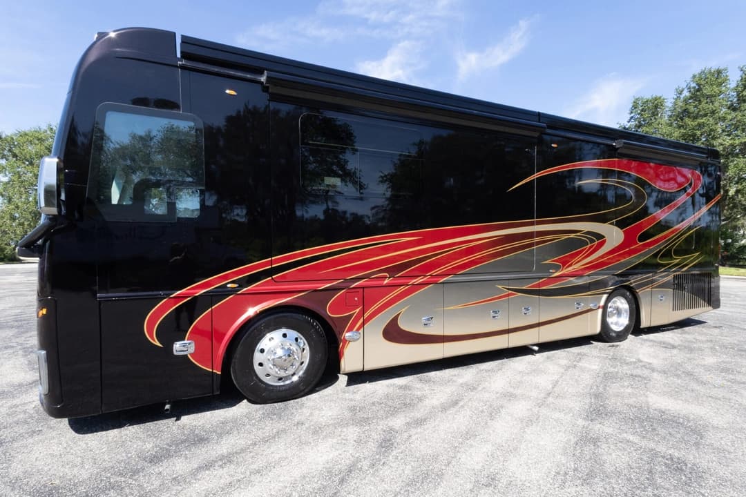 2022 Foretravel Realm FS450 Luxury Suite 3 - Image 10