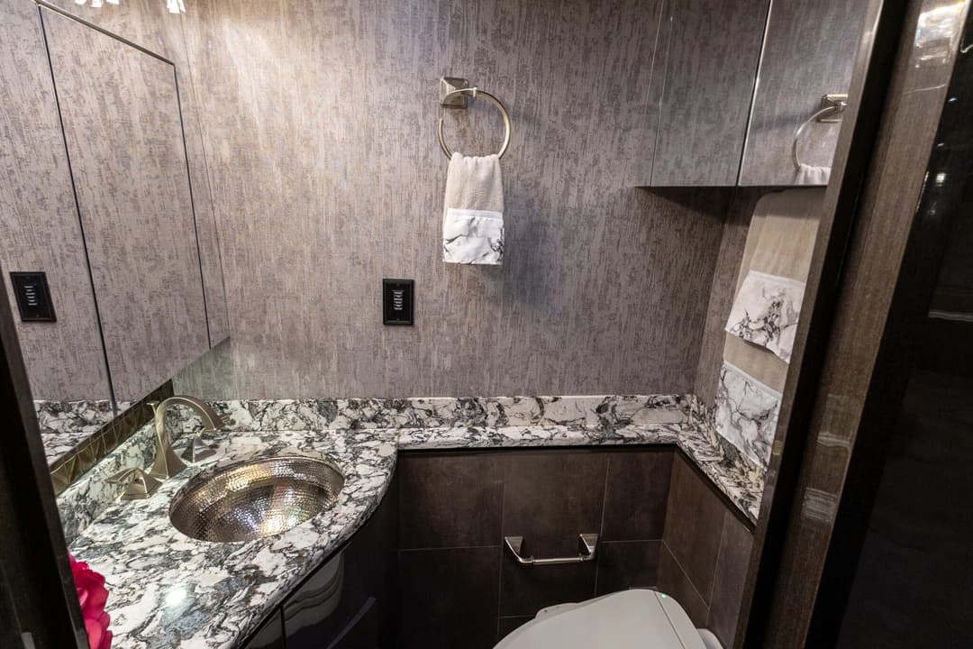 2021 Prevost Millennium H3-45 - Image 22