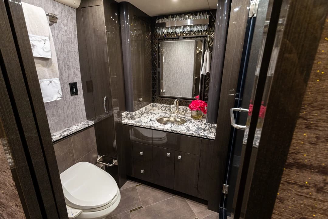 2021 Prevost Millennium H3-45 - Image 28
